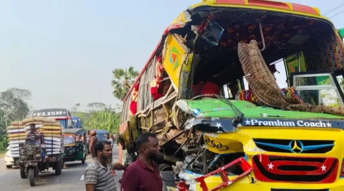 গৌরনদীতে বাস-ট্রাক সংঘর্ষে আহত সাত যাত্রী