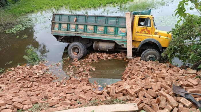 ঘুমন্ত কিশোরীর ওপর ট্রাক, পাথরচাপায় অকাল মৃত্যু