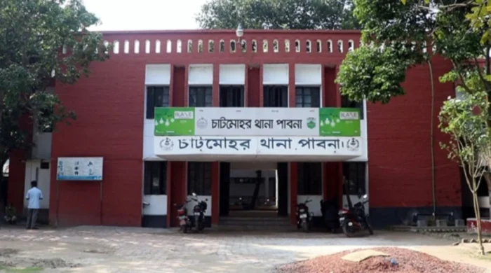 চাটমোহরে নৃশংসভাবে গলা কেটে ভ্যানচালককে হত্যা