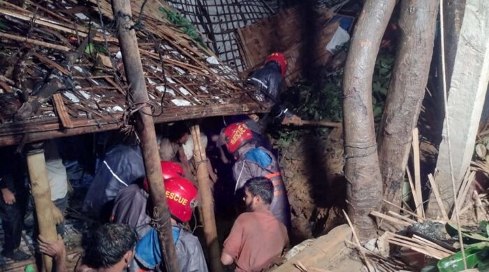 লামায় পাহাড়ধস: ঘুমন্ত অবস্থায় স্বামী-স্ত্রী-সন্তানসহ নিহত ৫