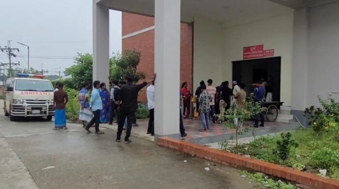 সিরাজগঞ্জে বাস ট্রাক দুর্ঘটনা