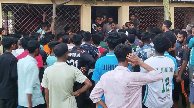 ফেল করা শিক্ষার্থীদের হাতে শিক্ষকরা অবরুদ্ধ