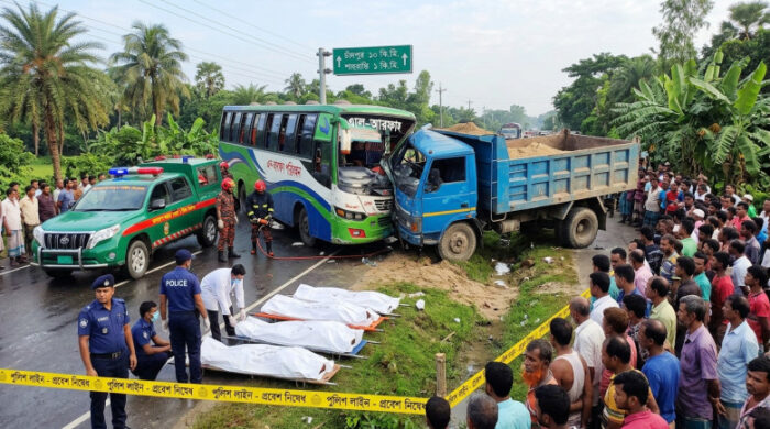 চাঁদপুরে বাস-ট্রাক সংঘর্ষে নিহত ৩
