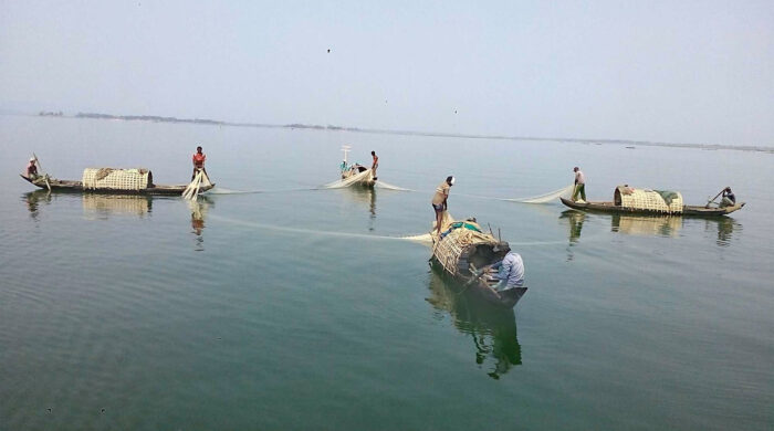 কাপ্তাই হ্রদে মাছ ধরা শুরু