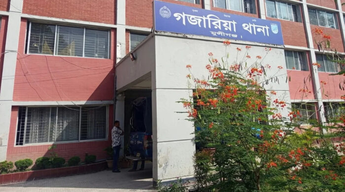 গজারিয়ায় অস্ত্র ঠেকিয়ে ১৫ লাখ টাকার ডাকাতি