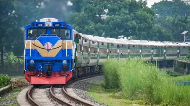 মশাখালীতে যমুনা এক্সপ্রেস আটকে বিক্ষোভে রেলযোগাযোগ বন্ধ
