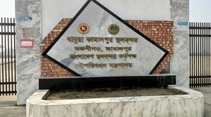 ধানুয়া কামালপুর স্থলবন্দরে আমদানি-রপ্তানি বন্ধ, কর্মহীন শ্রমিকেরা