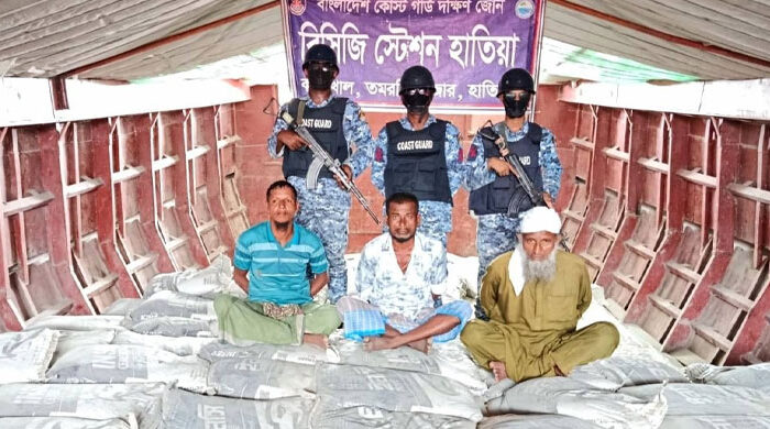 মিয়ানমারে পাচারের সময় ১৩৬০ বস্তা সিমেন্ট জব্দ, আটক ৩