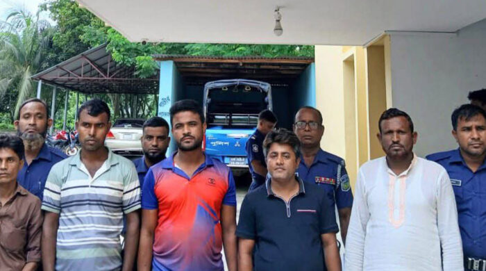 জুয়ার আসর থেকে দুই ইউপি মেম্বারসহ গ্রেপ্তার ৫