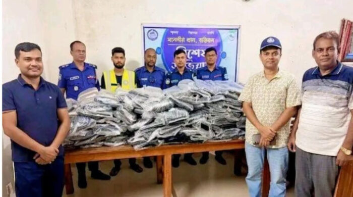 কুড়িগ্রামে ২৫ লাখ টাকার ভারতীয় কাপড় জব্দ, দুই মামলা