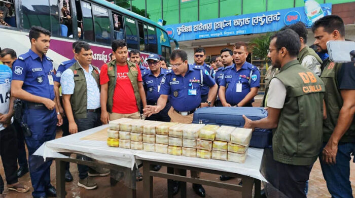 প্রাডো জিপে ঢাকায় যাচ্ছিল ৩ লাখ ইয়াবা