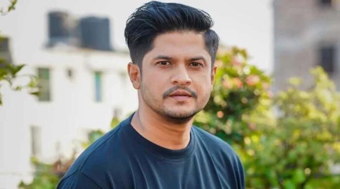 পিংক বাস নিয়ে ট্রল, নিলয়ের মন্তব্যে নতুন বিতর্ক