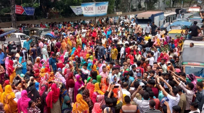 বকেয়া বেতনের দাবিতে চট্টগ্রামে শ্রমিকদের অবরোধ
