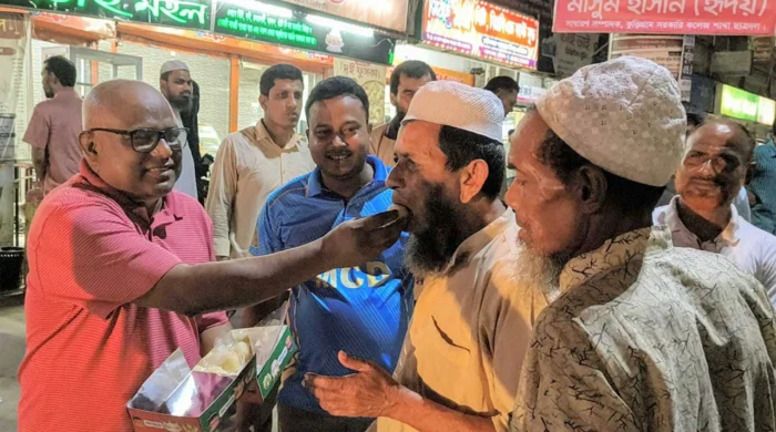 রিজভীর ভারপ্রাপ্ত মহাসচিব হওয়ায় কুড়িগ্রামে মিষ্টি বিতরণ