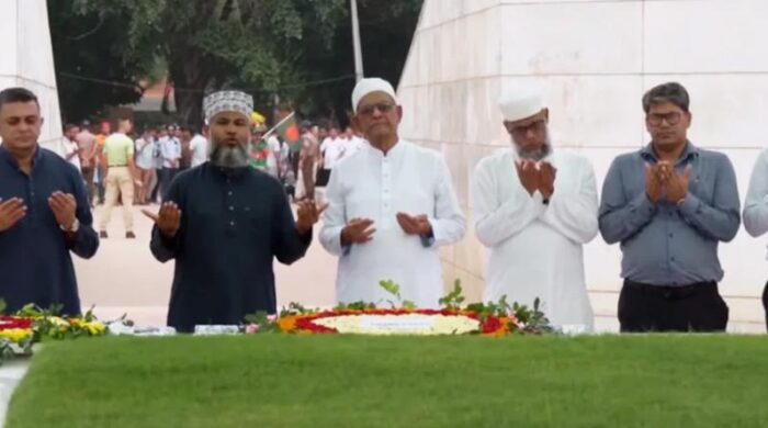 জিয়া ও খালেদার সমাধিতে শ্রদ্ধা নবনির্বাচিত রাষ্ট্রপতির