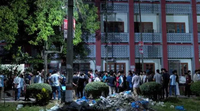 রাজশাহী বিশ্ববিদ্যালয়ে চেয়ার নিয়ে সংঘর্ষ, আহত ৪