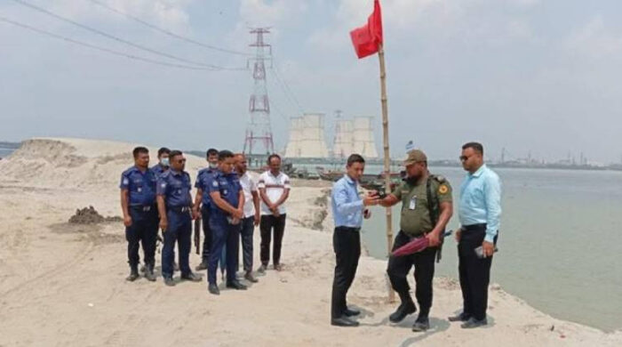 পদ্মায় অবৈধ বালু উত্তোলন ঠেকাতে লাল পতাকা