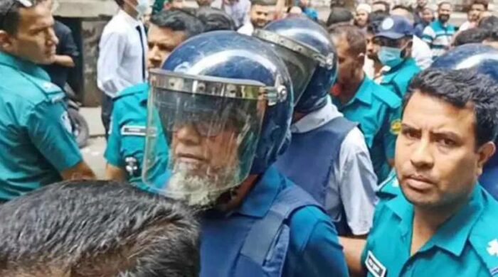 মানবতাবিরোধী অপরাধে সাবেক দুই কর্মকর্তার বিরুদ্ধে চার্জ