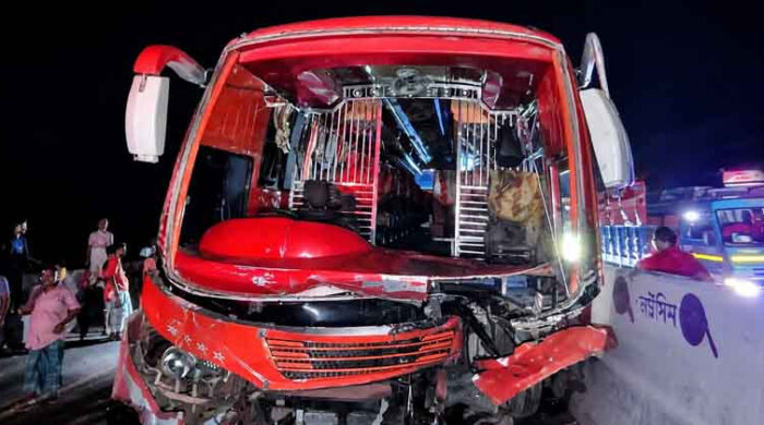 বগুড়ায় দাঁড়িয়ে থাকা ট্রাকে বাসের ধাক্কায় নিহত ২