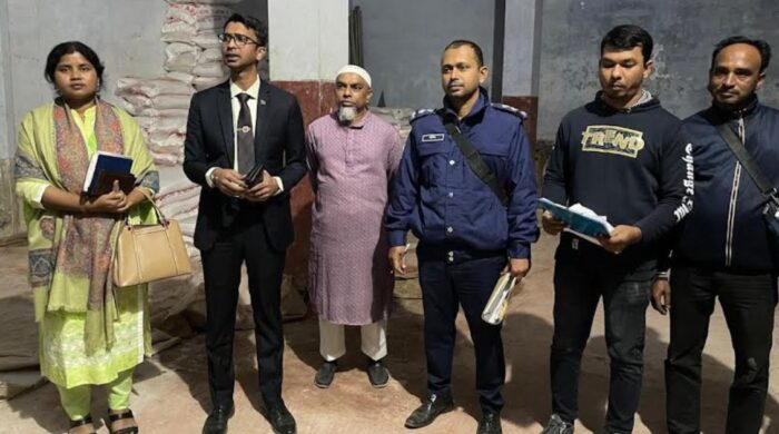 বেশি দামে সার বিক্রি: অভয়নগরে দুই ব্যবসায়ীকে জরিমানা