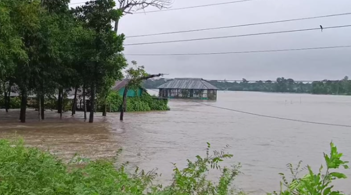 ১০ জেলায় ফের বন্যার চোখ রাঙানি, চরম উৎকণ্ঠায় নদীতীরবর্তী মানুষ