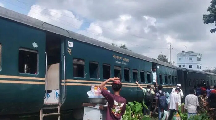 গফরগাঁওয়ে ট্রেন লাইনচ্যুত, ঢাকার সঙ্গে যোগাযোগ বিচ্ছিন্ন