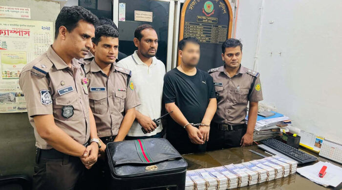 ক্রেতা সেজে স্বর্ণ কিনতে গিয়ে ৫৭ লাখ জাল নোটসহ গ্রেপ্তার