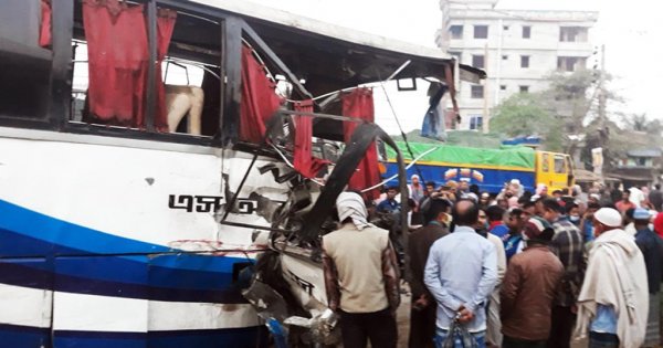 বগুড়ায় বাসচাপায় ঝরল সাত প্রাণ