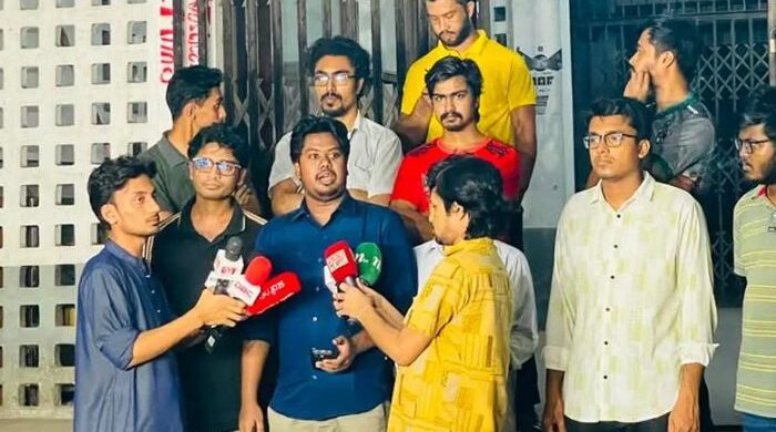 ঢাবিতে ককটেল বিস্ফোরণ, নিরাপত্তা নিয়ে ৩ দাবি