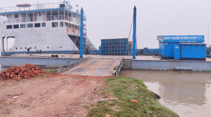তীব্র স্রোতে ১১ দিন বন্ধ নাজিরগঞ্জ-ধাওয়াপাড়া ফেরি