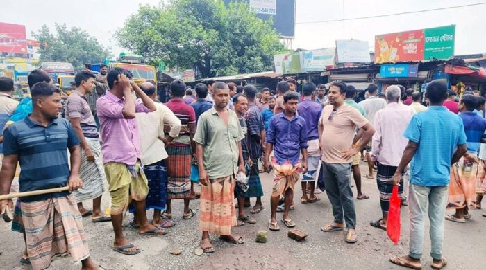 চড়া দামে সার বিক্রির অভিযোগে রাজিবপুরে কৃষকদের বিক্ষোভ