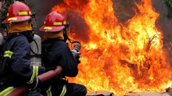 চট্টগ্রাম নিউ মার্কেটে কাপড়ের গুদামে আগুন