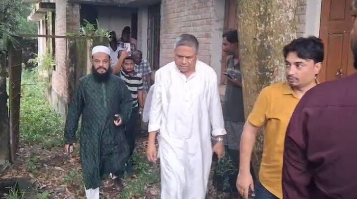 তালা ঝুলছে স্বাস্থ্যকেন্দ্রে, পরিদর্শনে ক্ষুব্ধ এমপি