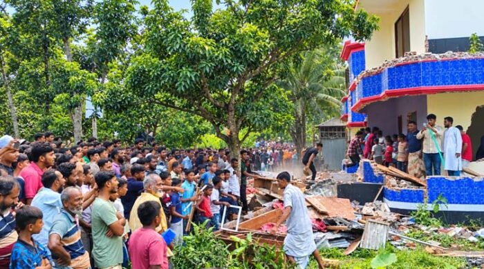পাবনায় শিশুহত্যা, অভিযুক্তের বাড়িতে জনতার হামলা