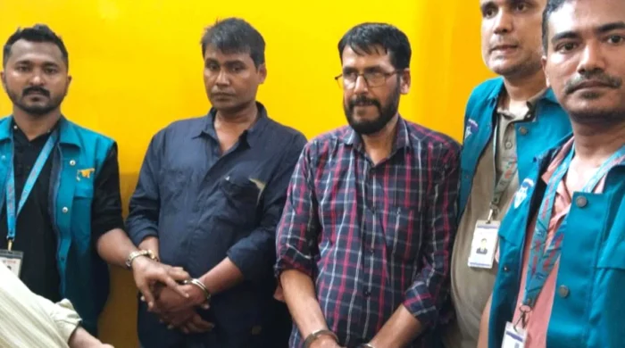 ঘুষের টাকা নেওয়ার সময় সাবরেজিস্ট্রারসহ তিনজন গ্রেপ্তার