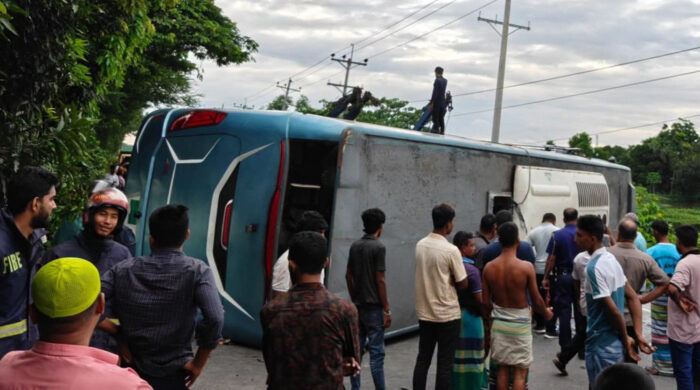 দাউদকান্দিতে বাস উল্টে আহত ২৫ যাত্রী