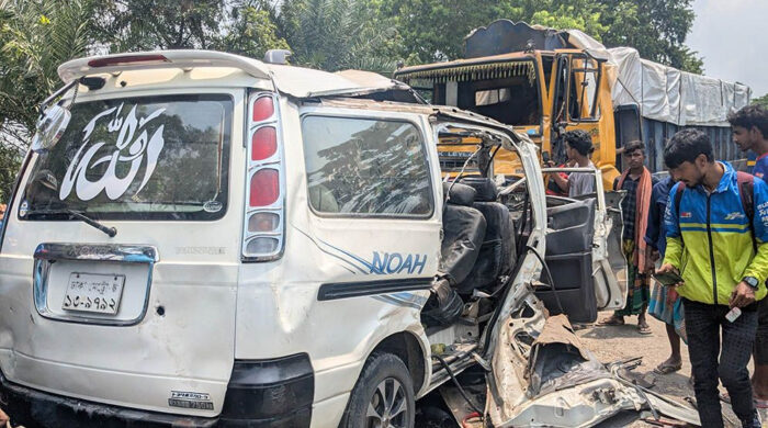 বগুড়ায় ট্রাক-মাইক্রোবাস সংঘর্ষে প্রাণ গেল দুইজনের