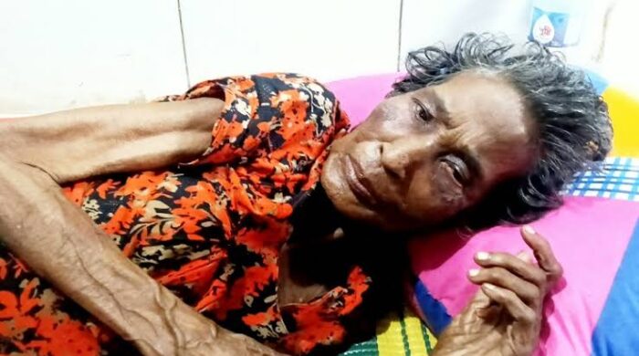সন্তান থাকলেও হাসপাতালের বিছানায় একা ৭০ বছরের বৃদ্ধা