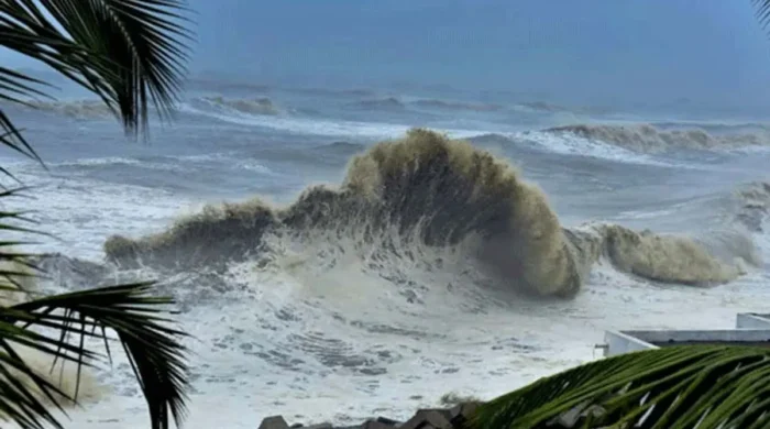 নিম্নচাপে উত্তাল সাগর, চট্টগ্রাম-কক্সবাজারে ৩ নম্বর সংকেত