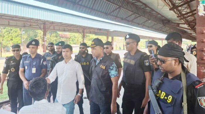 টিকিট কালোবাজারির প্রতিবাদে যাত্রীকে মারধরের অভিযোগ