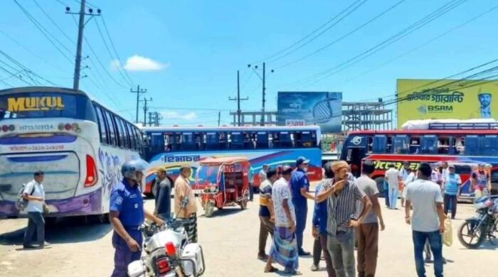 বাস ভাঙচুরের প্রতিবাদে জামালপুর-ঢাকা রুটে চলাচল বন্ধ