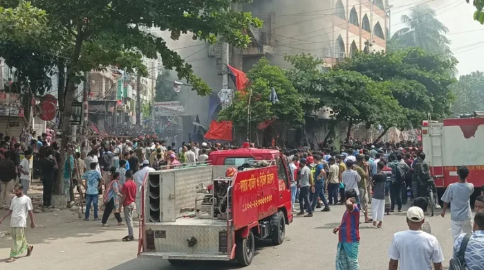 মিরপুরে উচ্ছেদ অভিযানে গাড়িতে আগুন, ধাওয়া-পাল্টা ধাওয়া