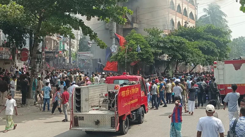মিরপুরে উচ্ছেদ অভিযানে গাড়িতে আগুন, ধাওয়া-পাল্টা ধাওয়া