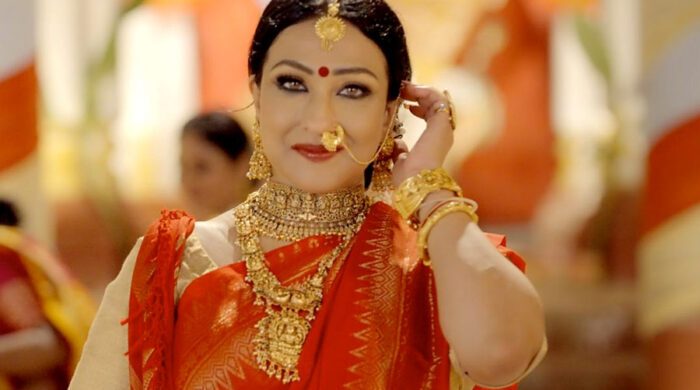 ঋতুপর্ণার কাছে দুর্গাপূজা শিকড়ের আবেগ