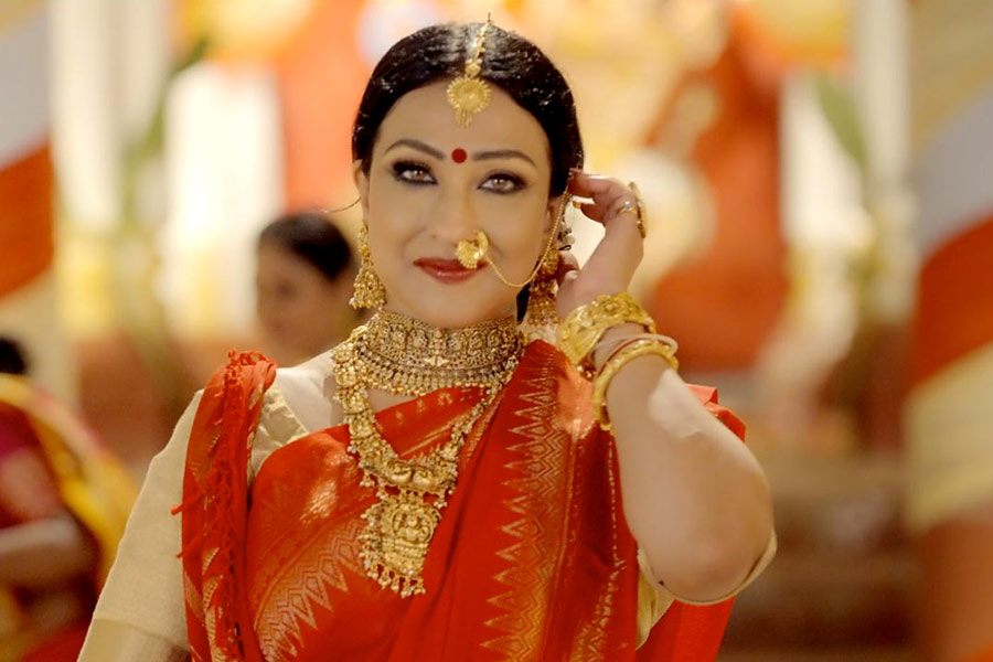 ঋতুপর্ণার কাছে দুর্গাপূজা শিকড়ের আবেগ