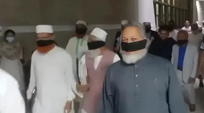 কালো কাপড় বেঁধে সংসদ ছাড়ল বিরোধীদল
