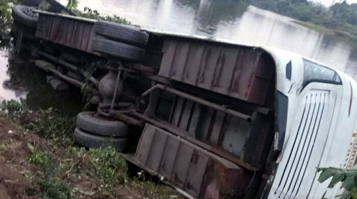 কুমিল্লায় মেডিক্যাল শিক্ষার্থীদের বাস খাদে, আহত ২০