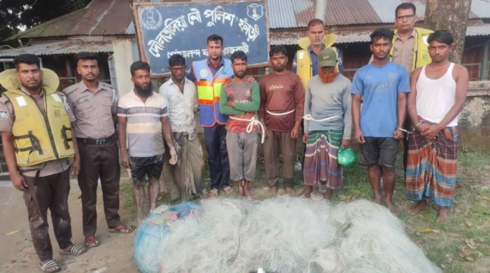 পদ্মায় মা ইলিশ রক্ষায় অভিযান, আটক ৭ জেলে