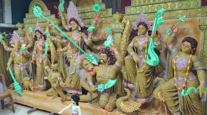 ধানের শীষে দুর্গার সাজ, বাংলার শেকড়ের অনন্য প্রকাশ