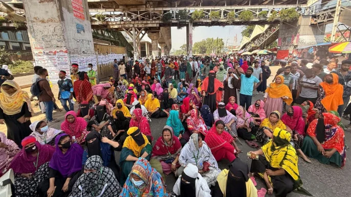 মজুরি বৃদ্ধির দাবিতে পোশাক শ্রমিকদের অবরোধ, যানজটে বিমানবন্দর সড়ক